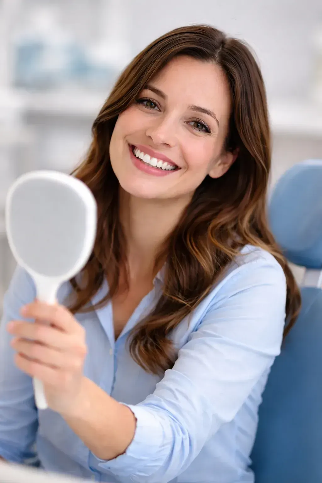 Dentista che esegue una valutazione odontoiatrica professionale